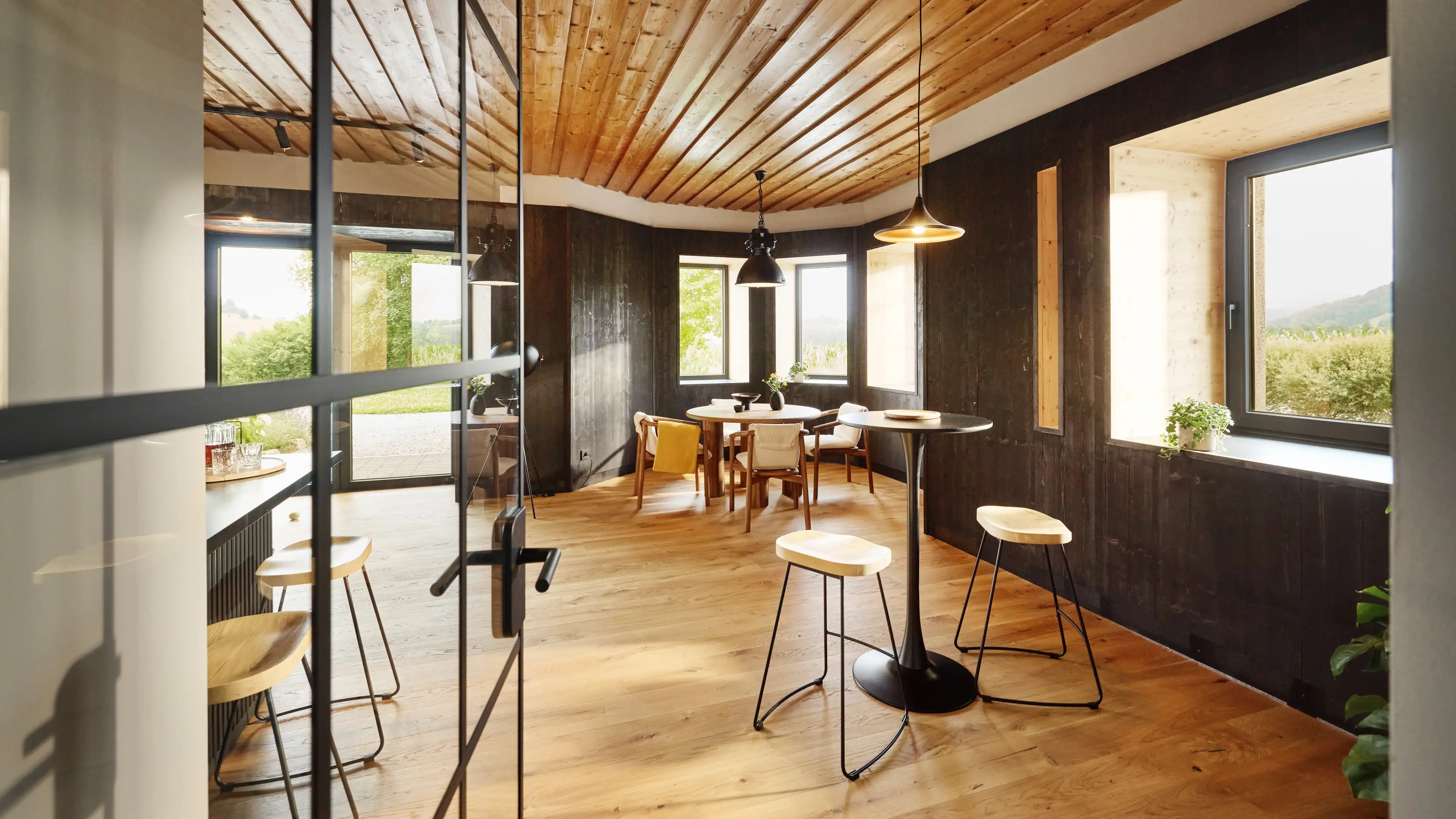 Die hauseigene Bar mit mehreren Stühlen und Tischen lädt zum Miteinander ein