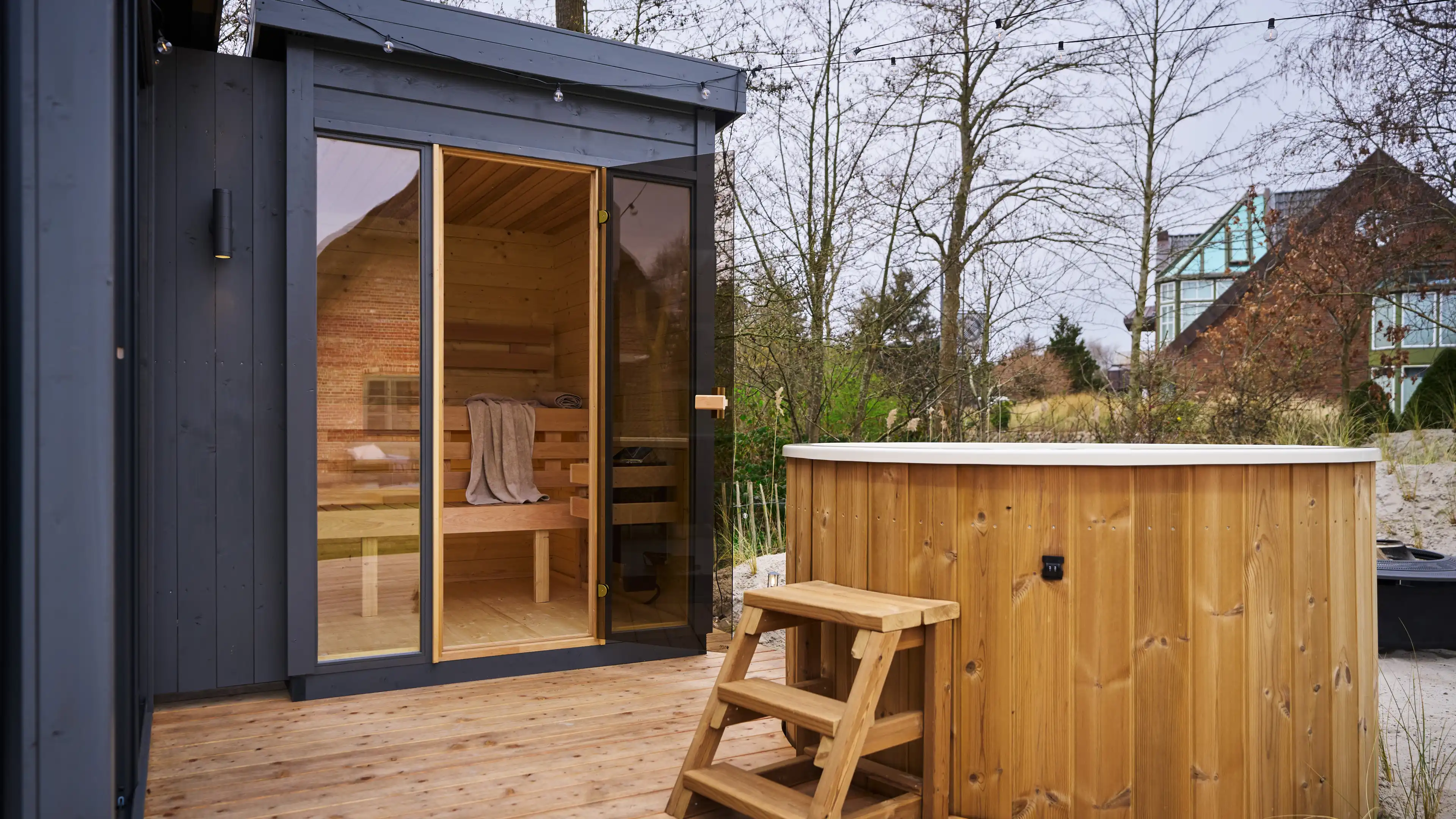 Sauna und Hot Tub im Garten des Nordsee-Hauses