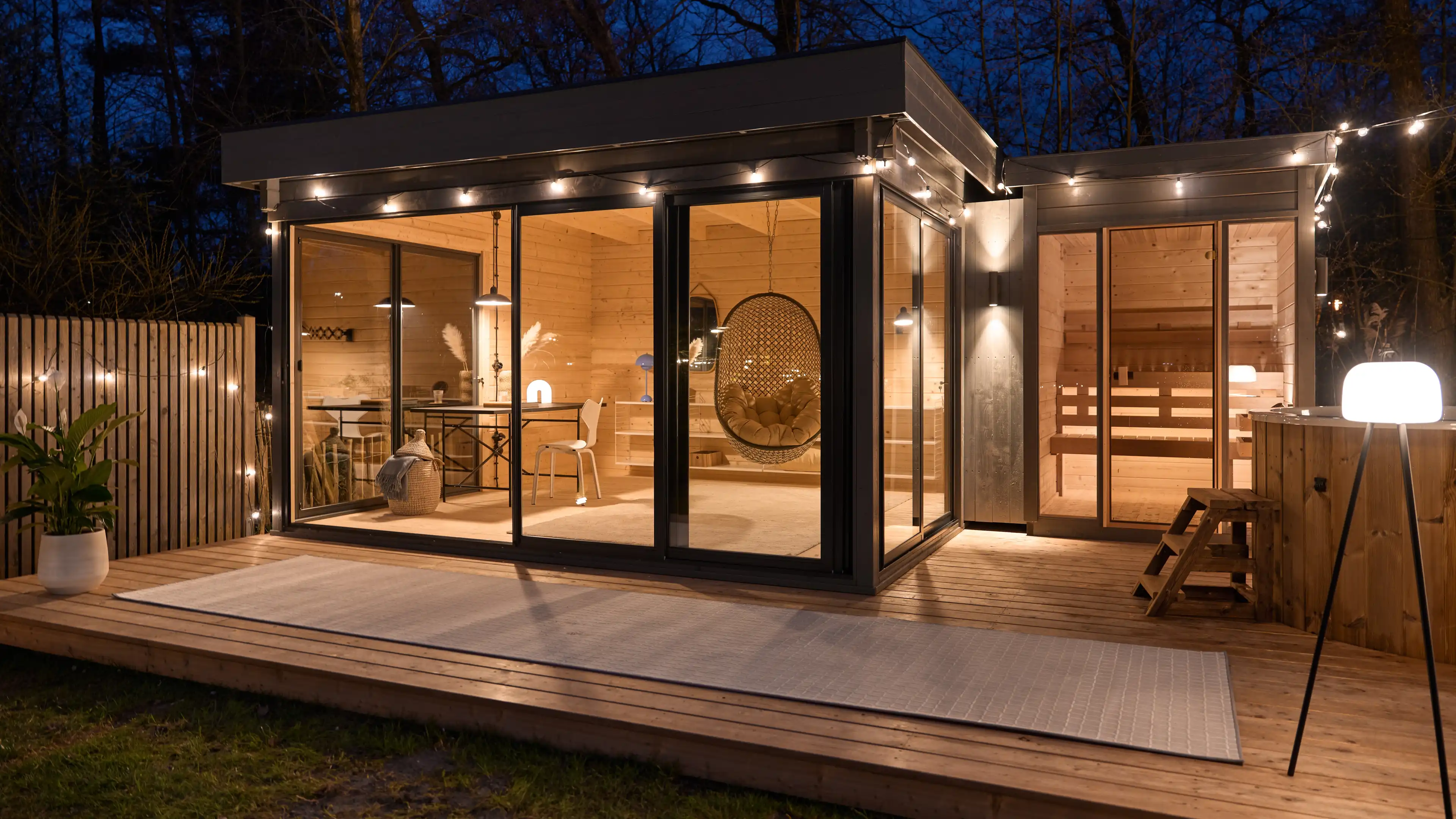 Das Luxus-Gartenatelier beleuchtet in der Abenddämmerung
