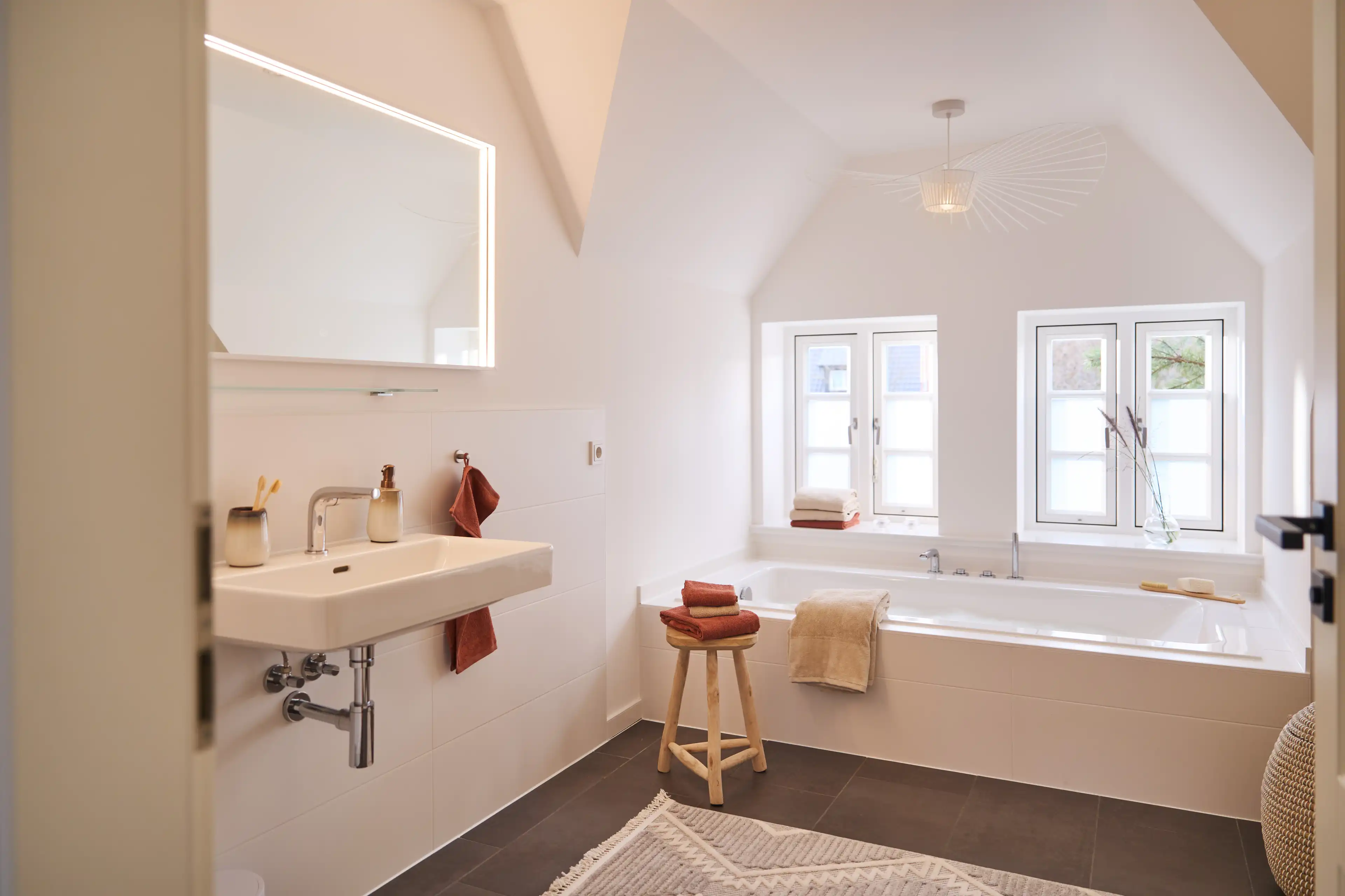 Hauptbadezimmer des Nordsee-Hauses mit großer Badewanne