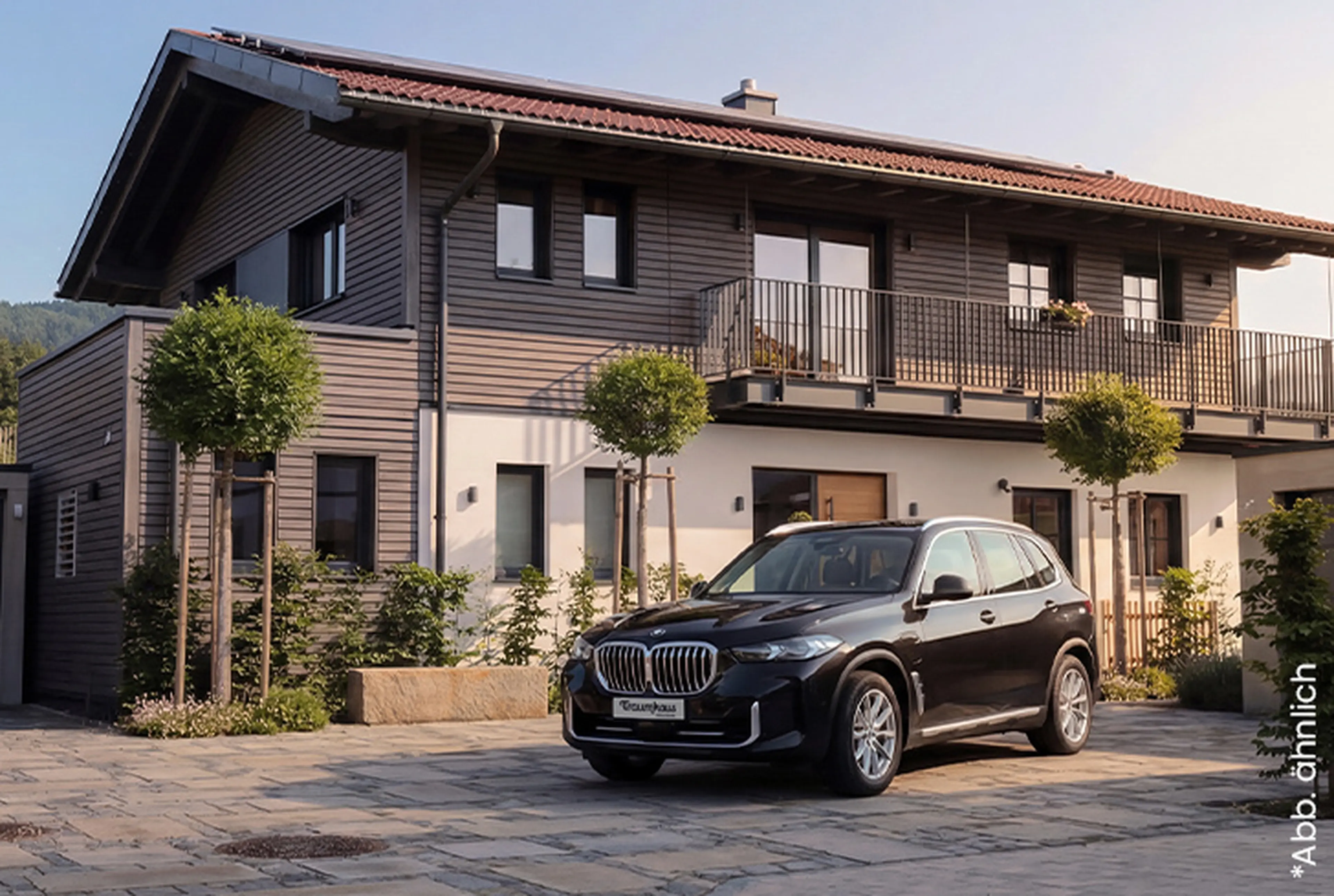 Ein schwarzer BMW X5 vor dem Traumhaus am Chiemsee