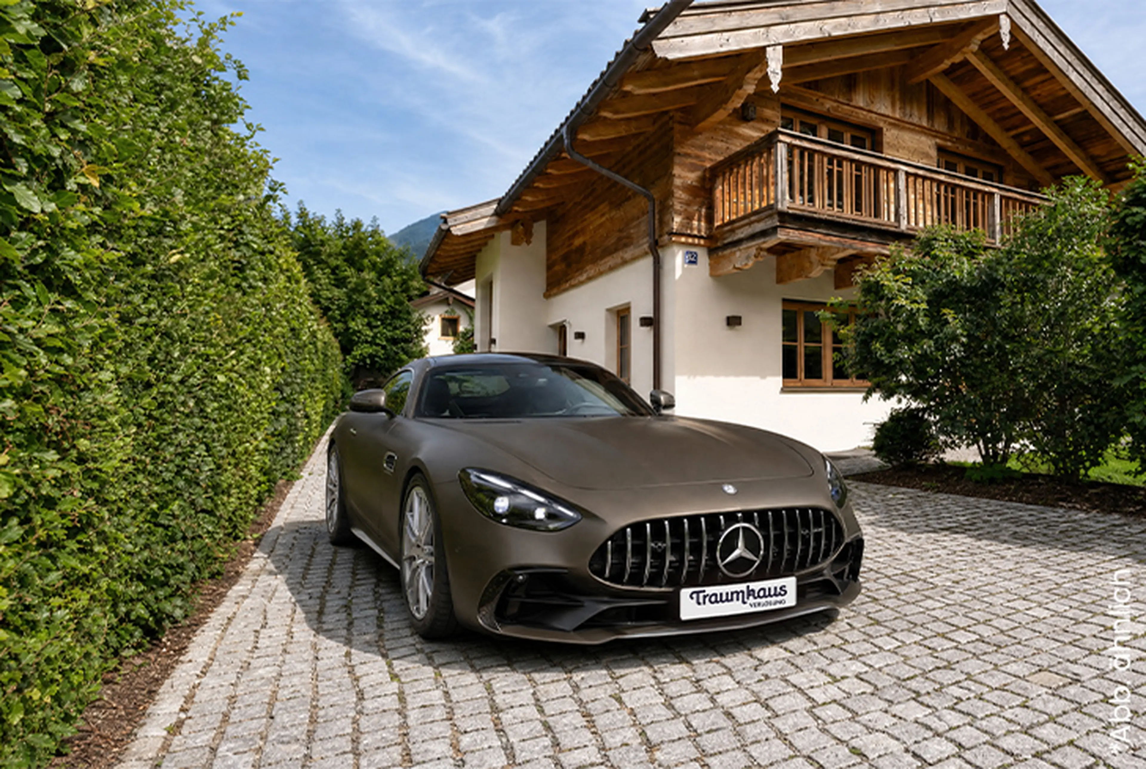 Ein Mercedes AMG GT Coupe vor dem Traumhaus am Tegernsee