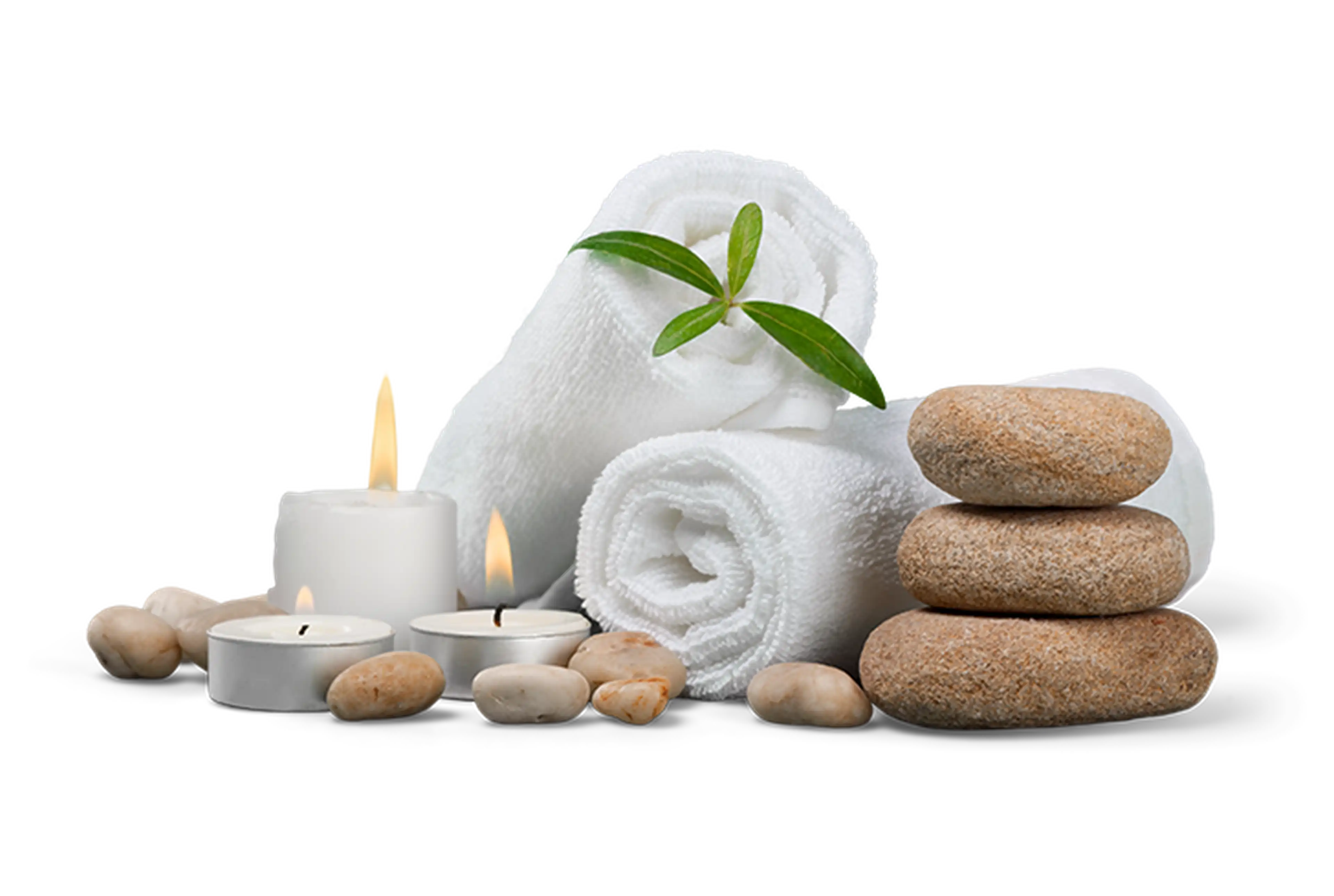 2 zusammengerollte weiße Handtücher für den Wellnessbereich dekoriert mit Kerzen und Natursteinen