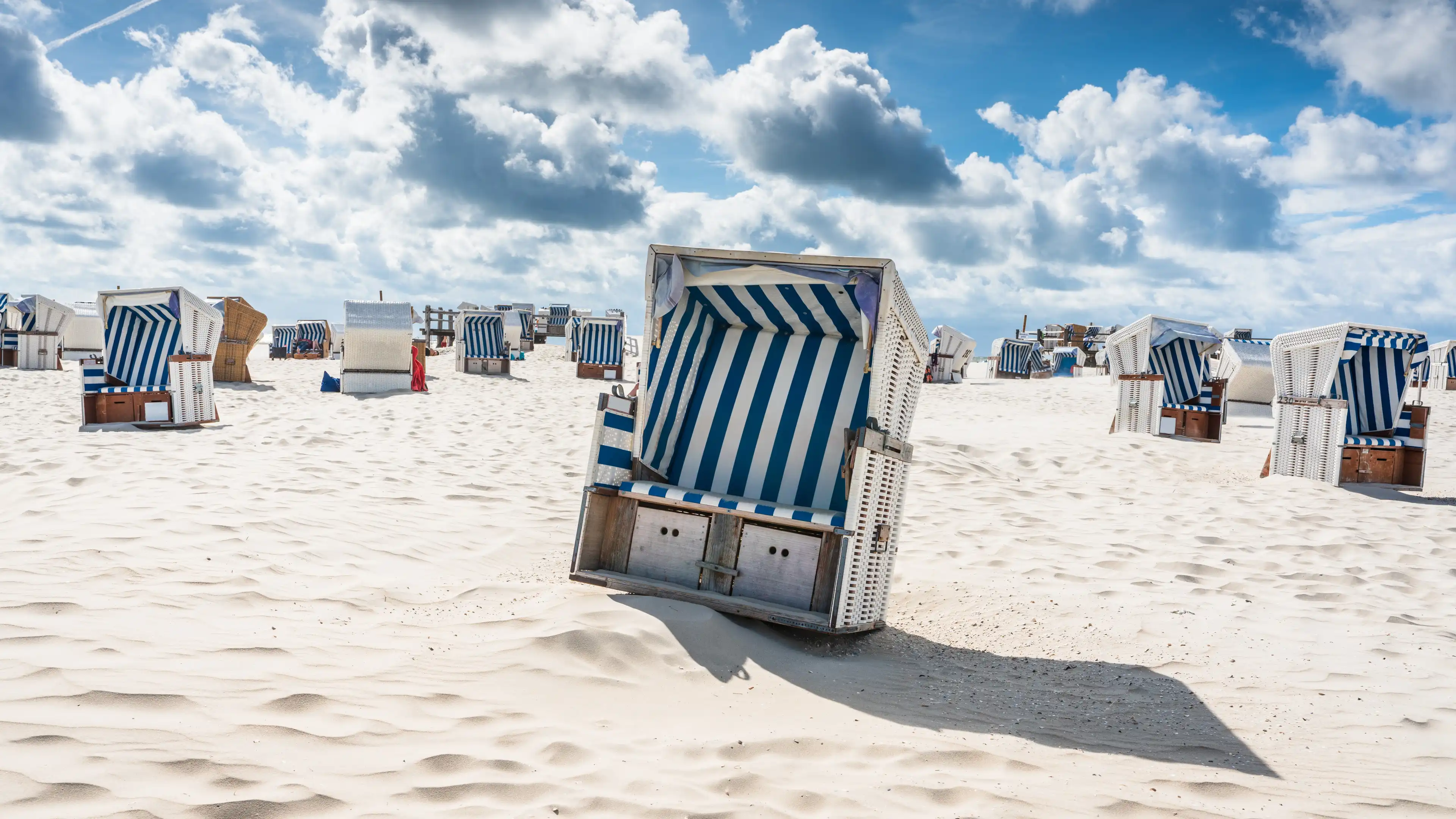 Nordseestrand bei bestem Wetter mit blau-weiß gestreiften Strandkörben