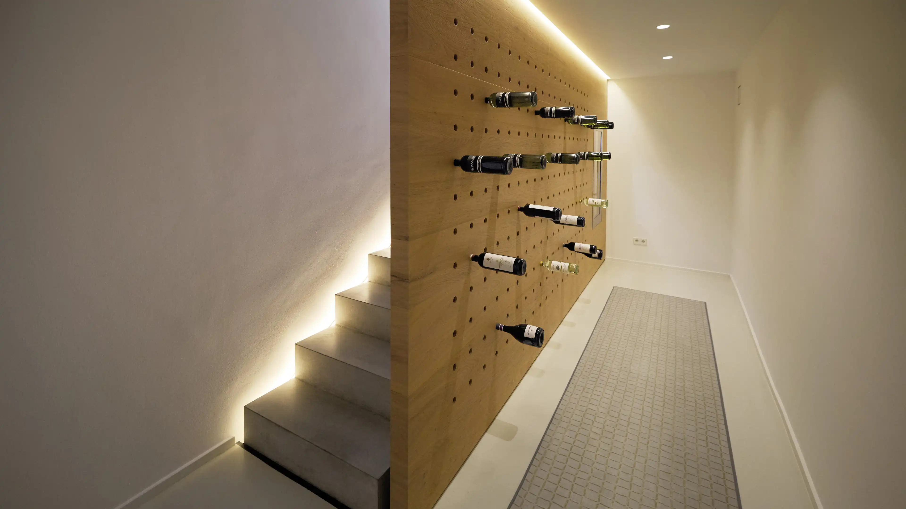 Schwebende Weinwand mit indirektem Licht beleuchtet