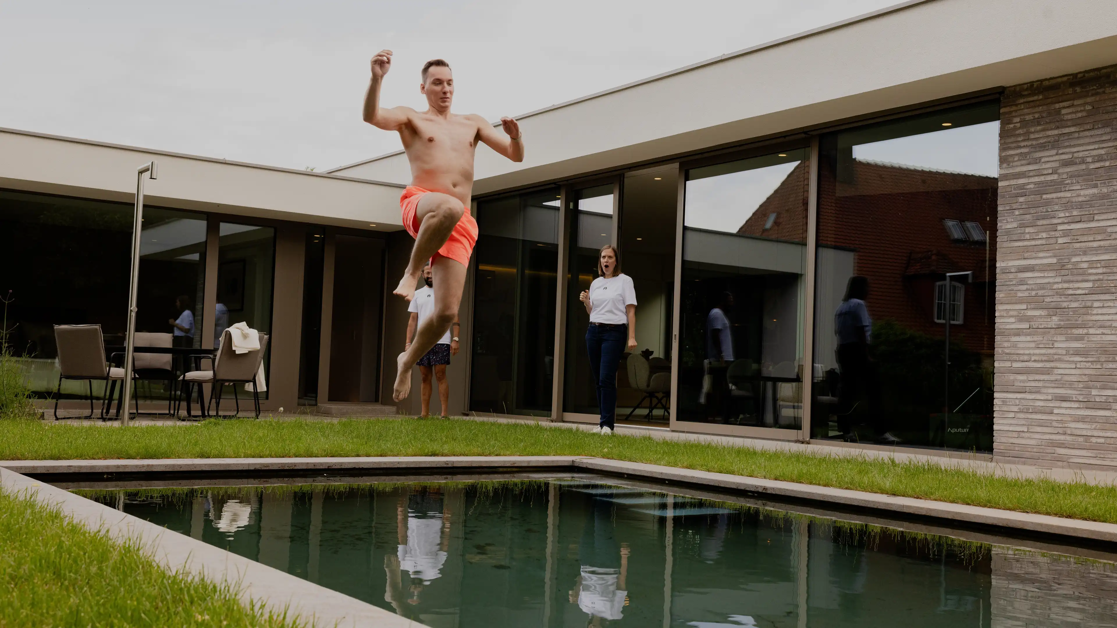 Marc springt in den Pool seines neuen Franken-Traumhauses