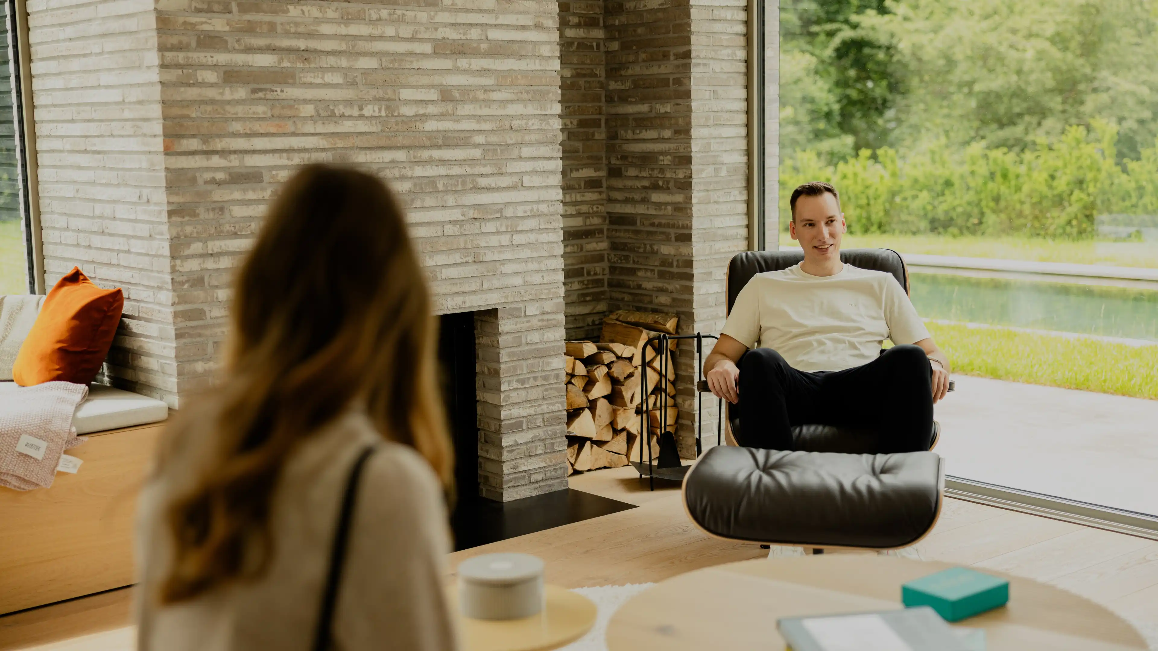 Marc und seine Frau sitzen in dem Wohnzimmer des Franken-Hauses und lassen alles auf sich wirken