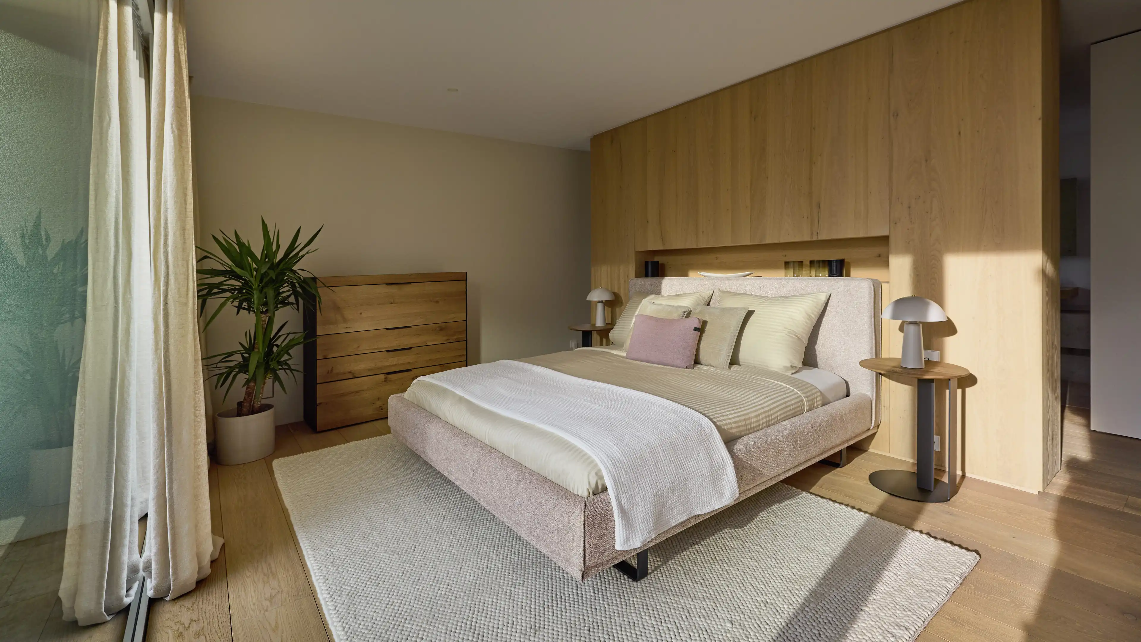 Helles modernes Schlafzimmer mit begehbarem Kleiderschrank