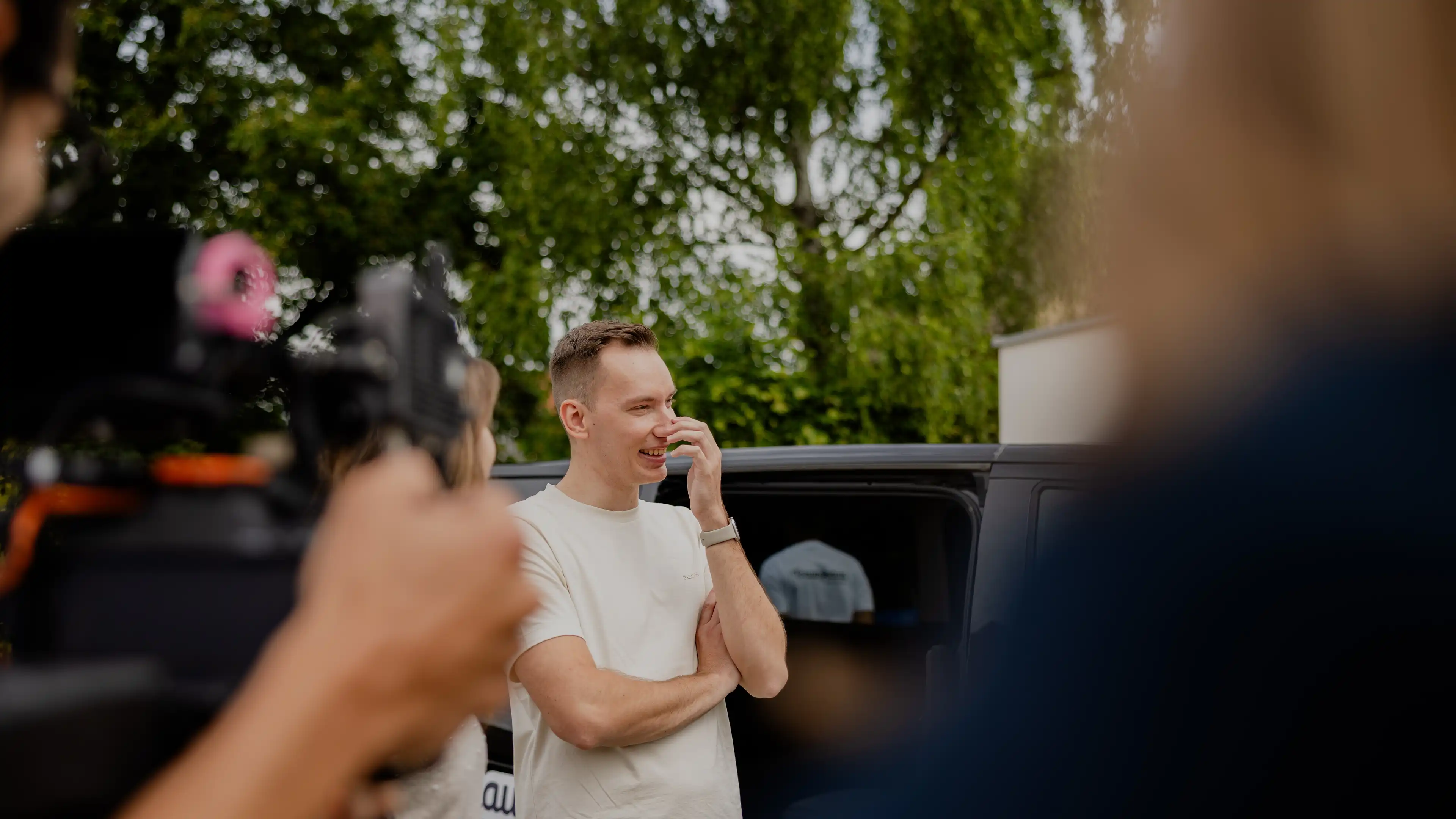 Der Gewinner Marc sieht sein Traumhaus zum ersten Mal: ihm kommen die Tränen