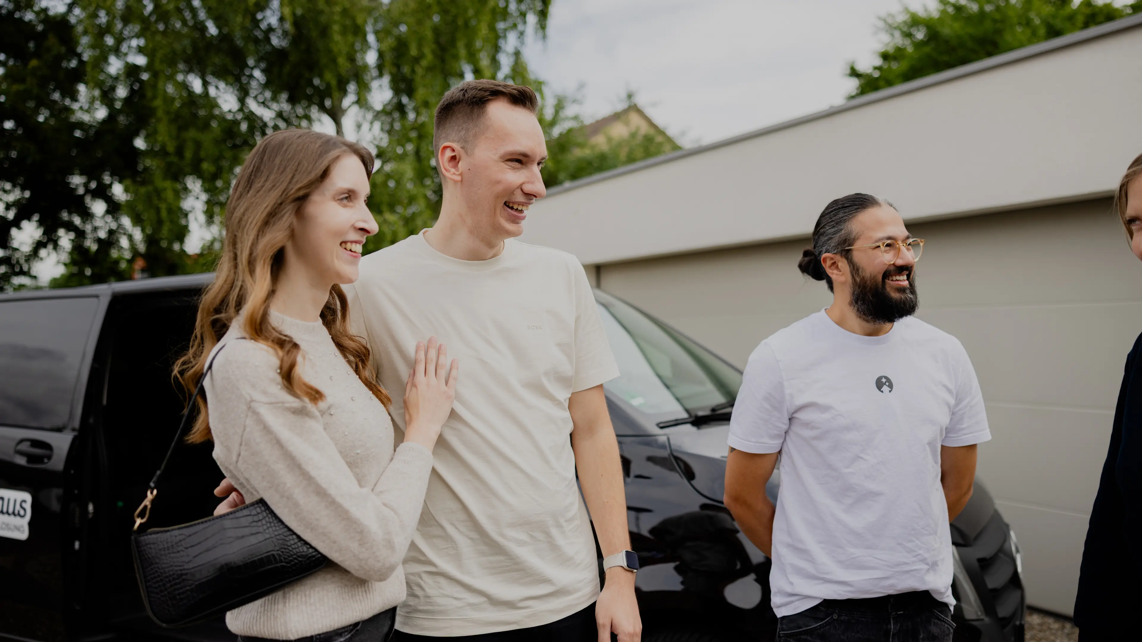 Marc und seine Frau stehen in der Einfahrt des Franken-Traumhauses und sehe ihr neues Haus zum ersten Mal