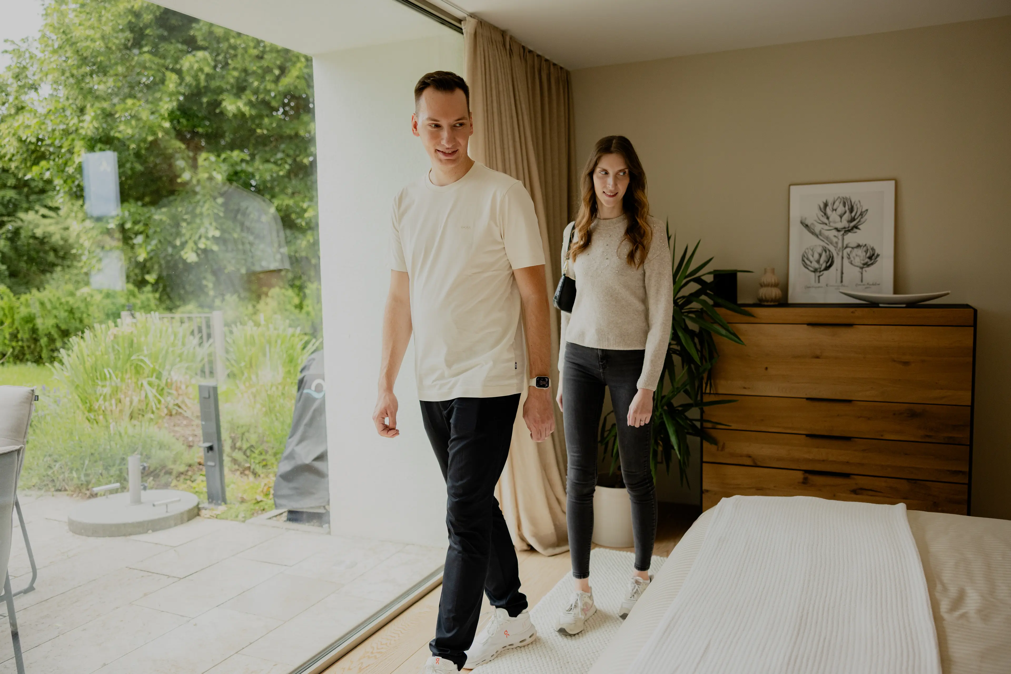 Marc und seine Frau erkunden ihr neues Traumhaus und nehmen das Hauptschlafzimmer etwas genauer unter die Lupe