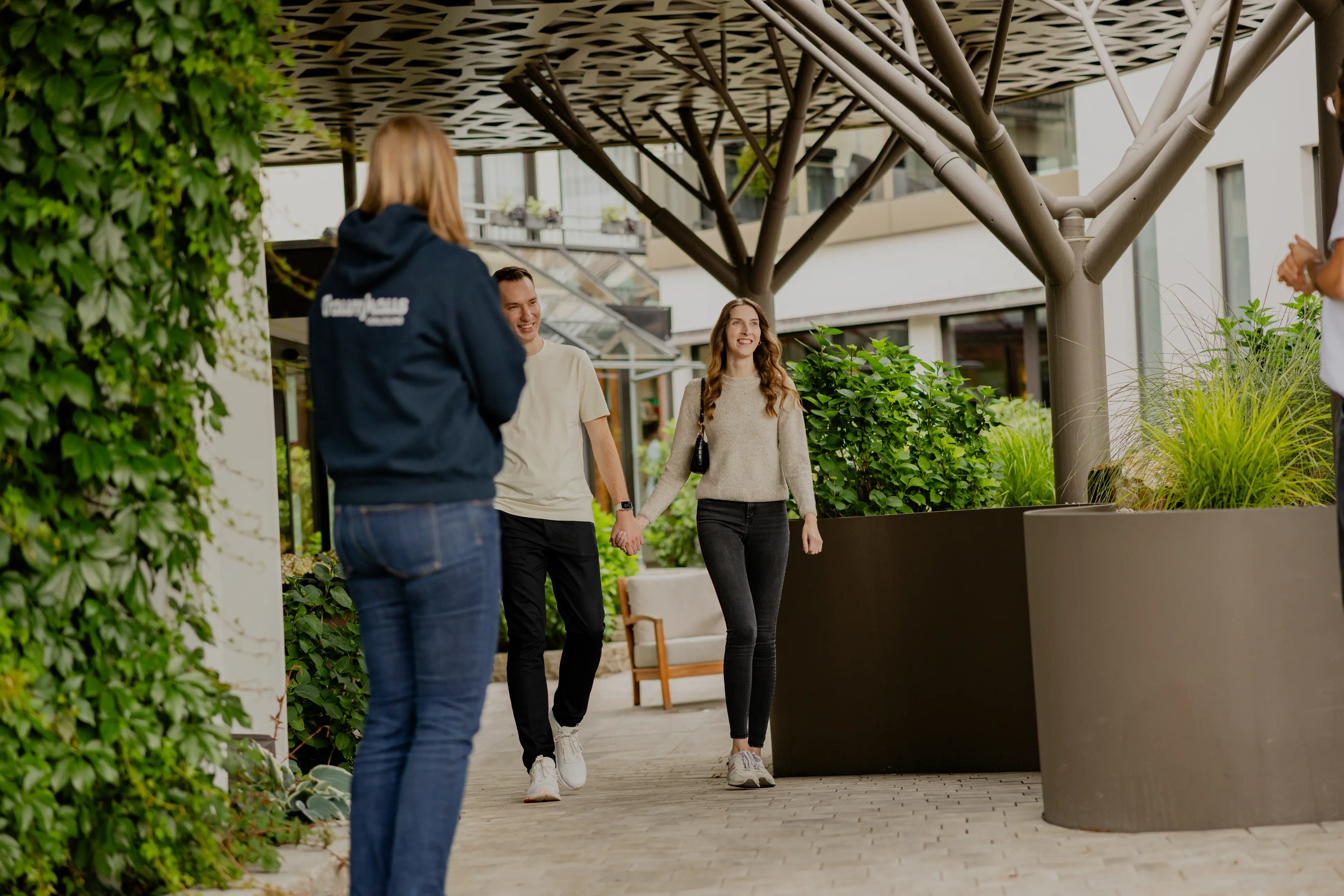 Fredi von der Traumhausverlosung begrüßt Marc und seine Frau am Hotel