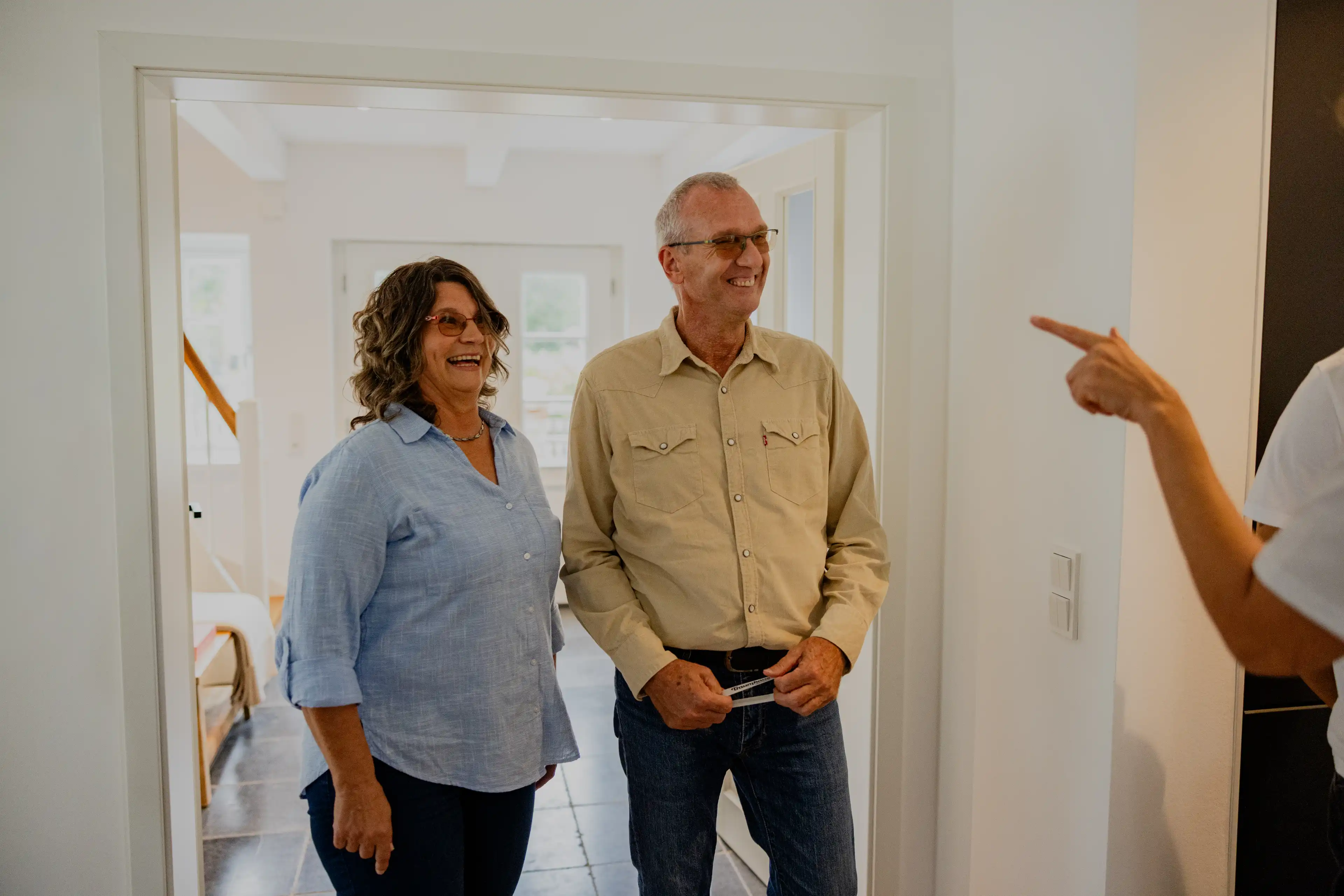 Thomas und seine Frau schauen sich ihr neues Traumhaus