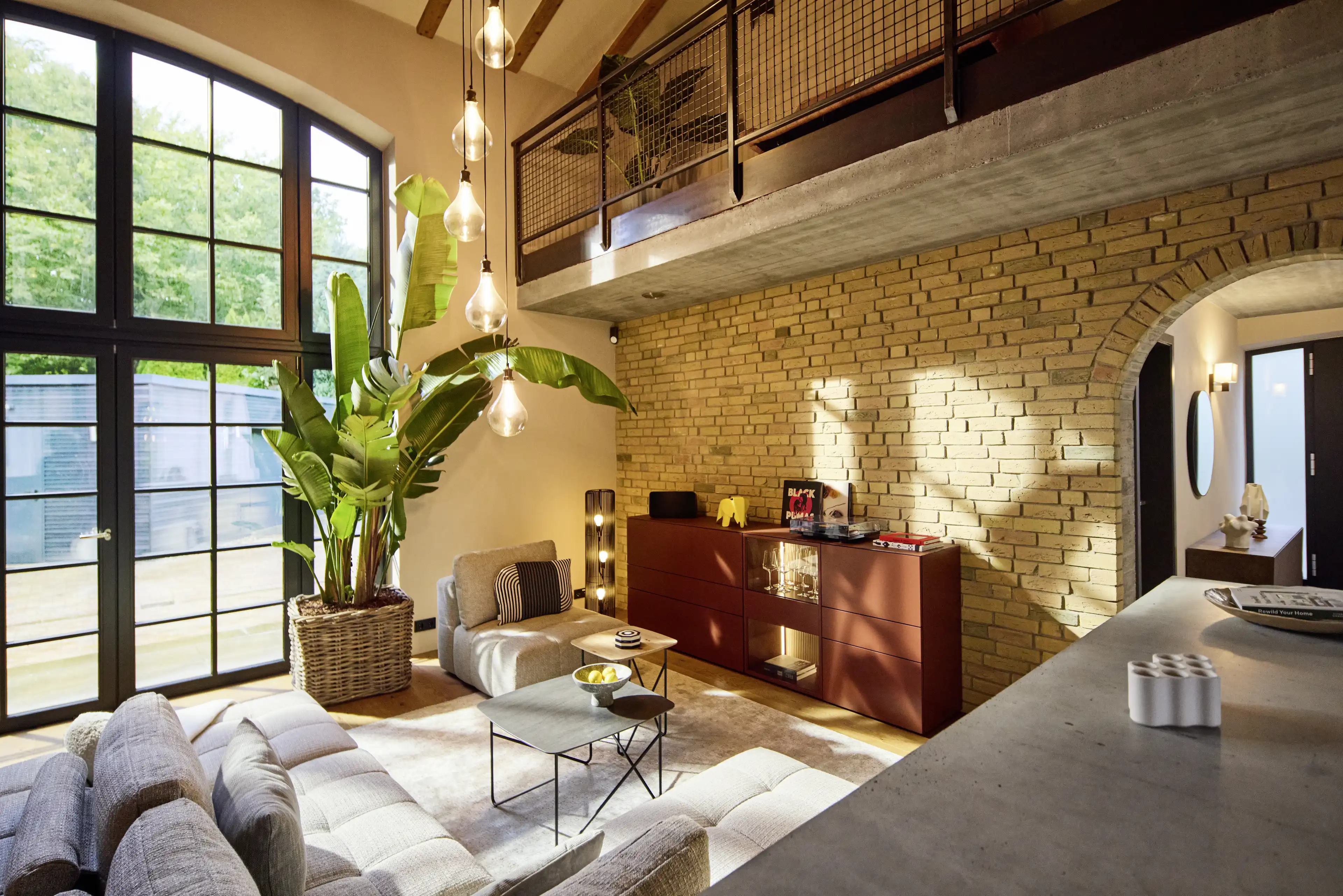 Einblick in das helle Wohnzimmer mit großer Fensterfront