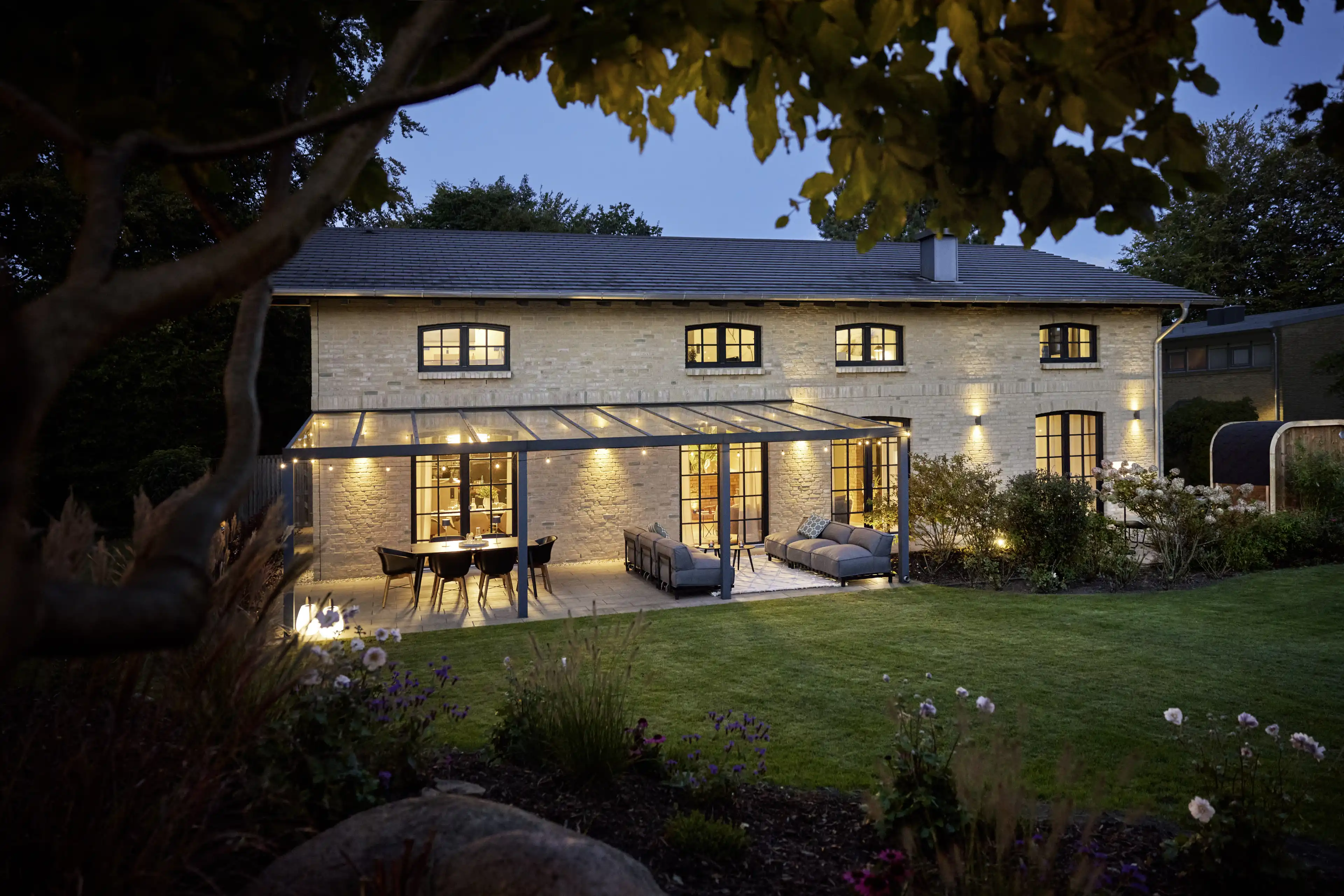 Förde-Traumhaus bei Nacht mit Garten