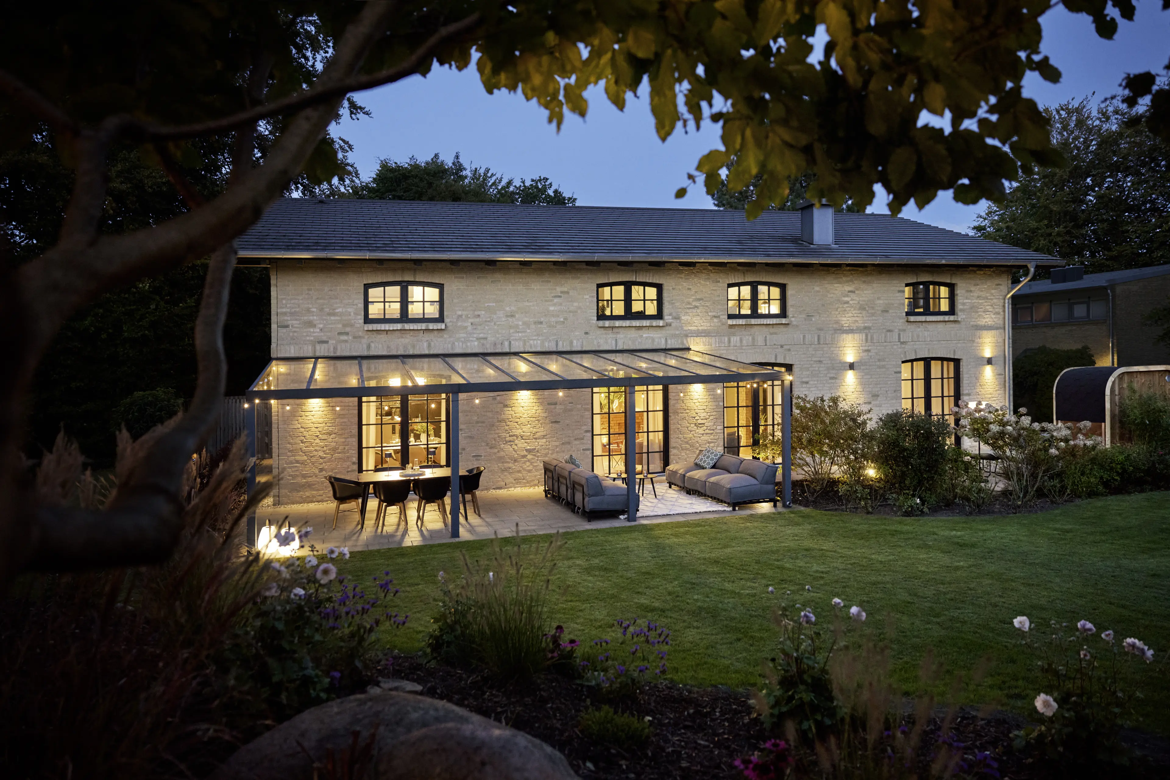 Außenansicht des Förde-Hauses mit großem Garten und Sauna