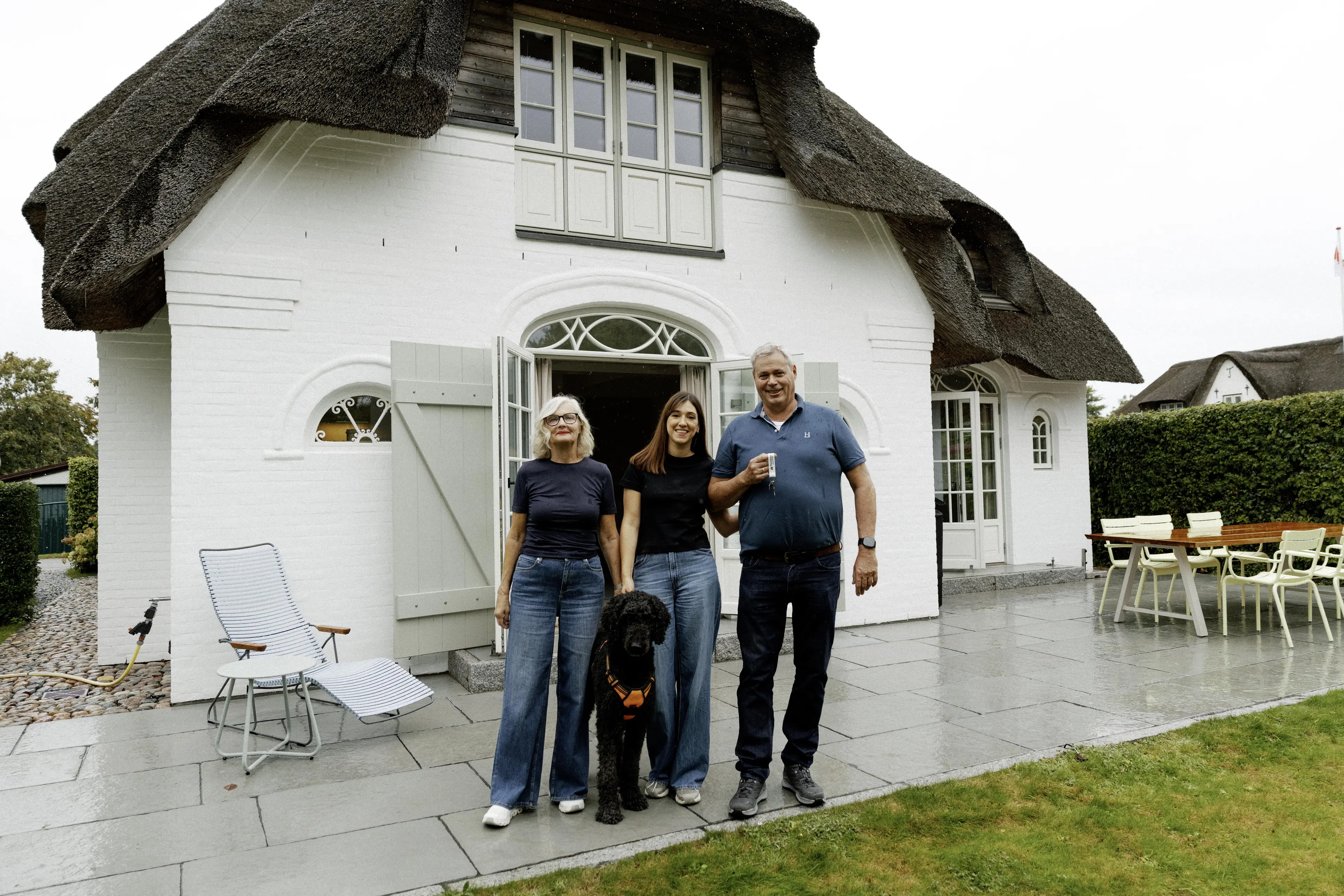 Amrum Haus Gewinner vor dem Traumhaus