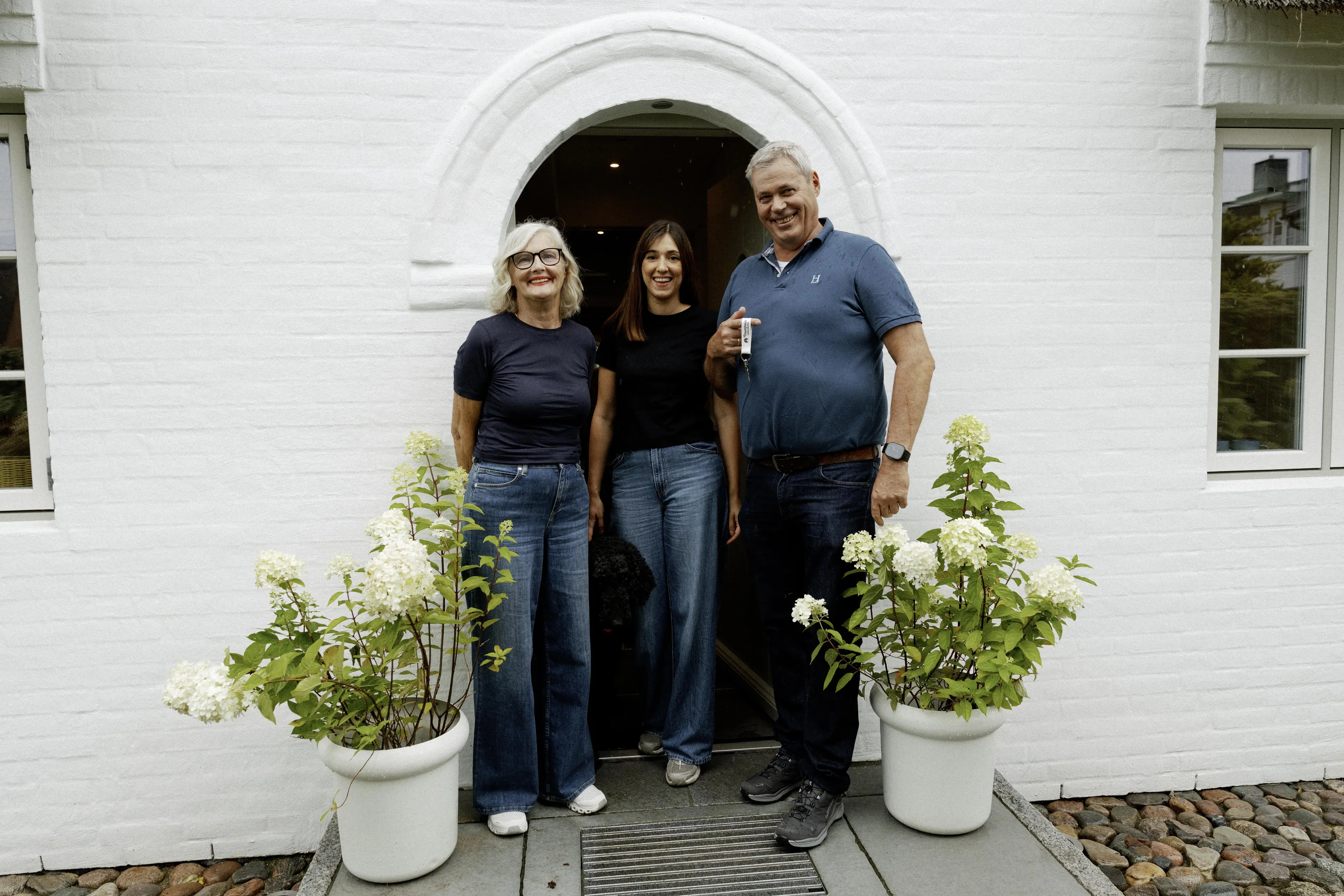 Amrum Haus Gewinner mit Familie vor dem Traumhaus Amrum