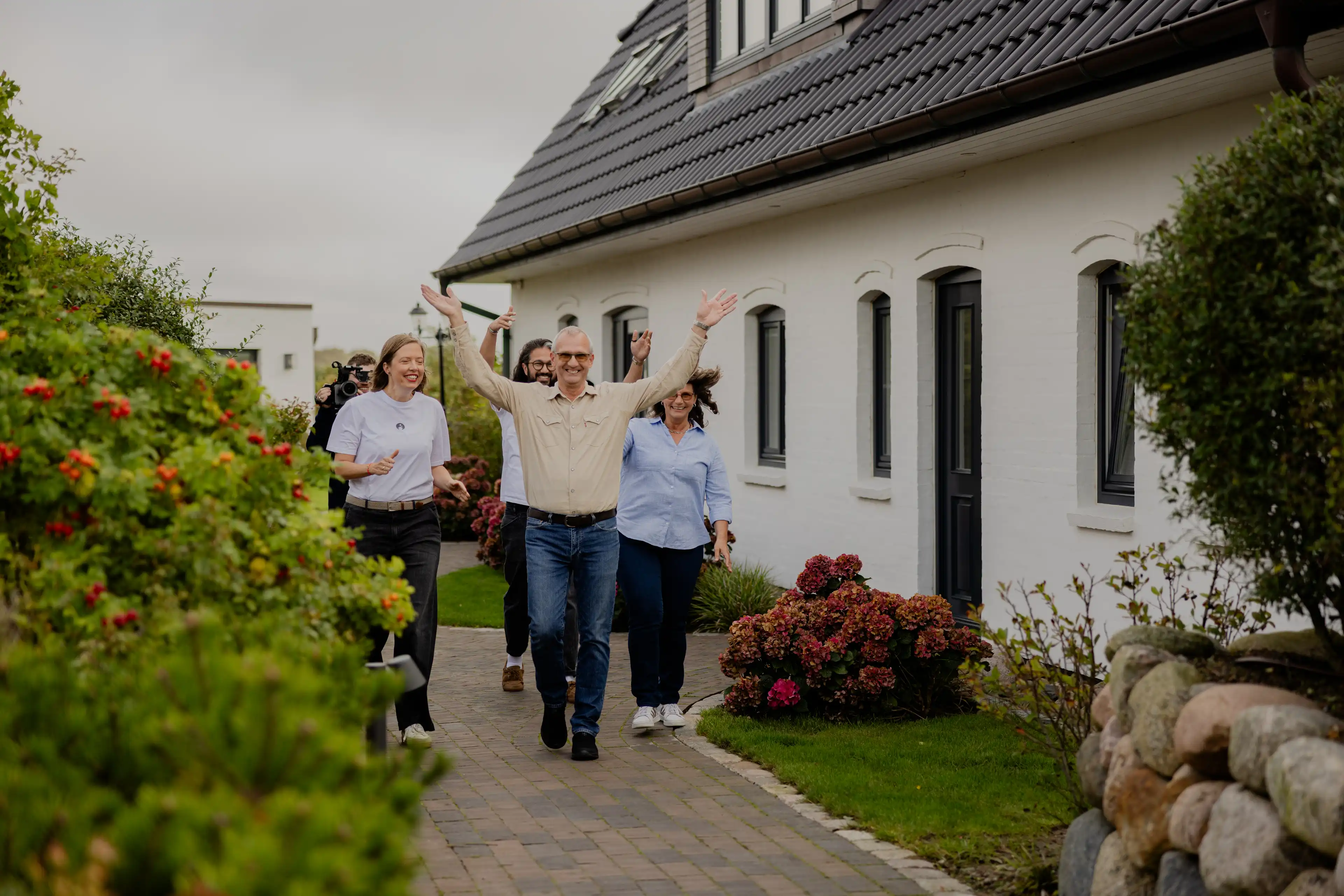 Thomas, Gewinner des Nordsee-Traumhauses, winkt dem Team der Traumhausverlosung bei der Abholung am Hotel zu