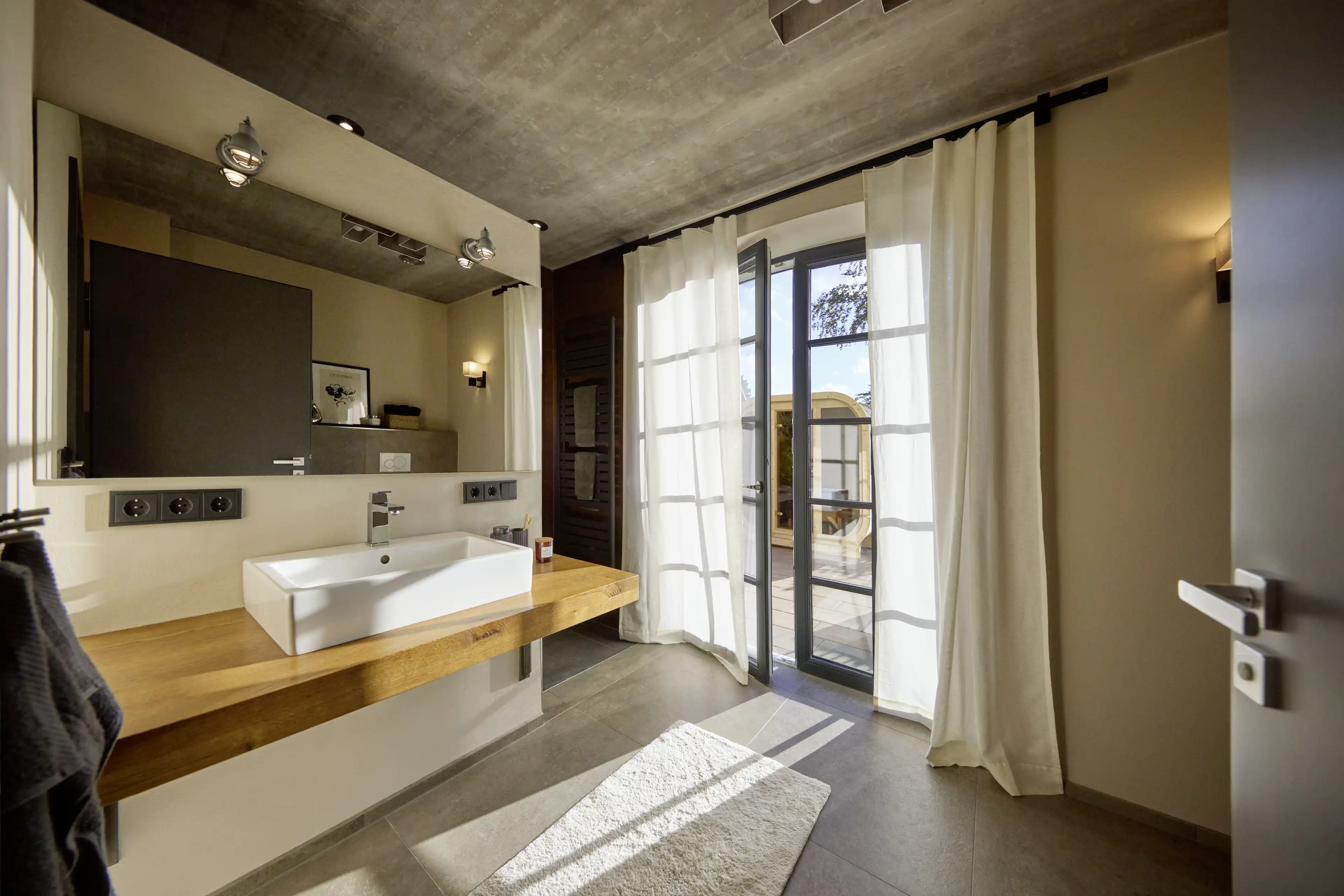 Förde-Traumhaus -  Das Badezimmer mit offener Tür